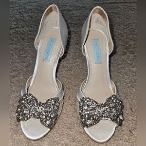 Betsy Johnson - Wedding Shoe w/ Blue Bottom & Silver Bow - Size 6M